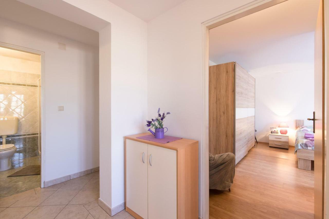 Apartment Adrijana Vrbnik Exteriör bild